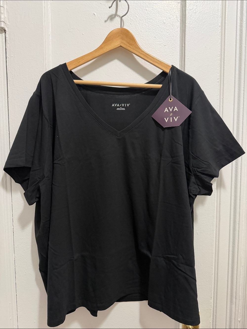 Ava & Viv Black V-Neck Short Sleeve Tee